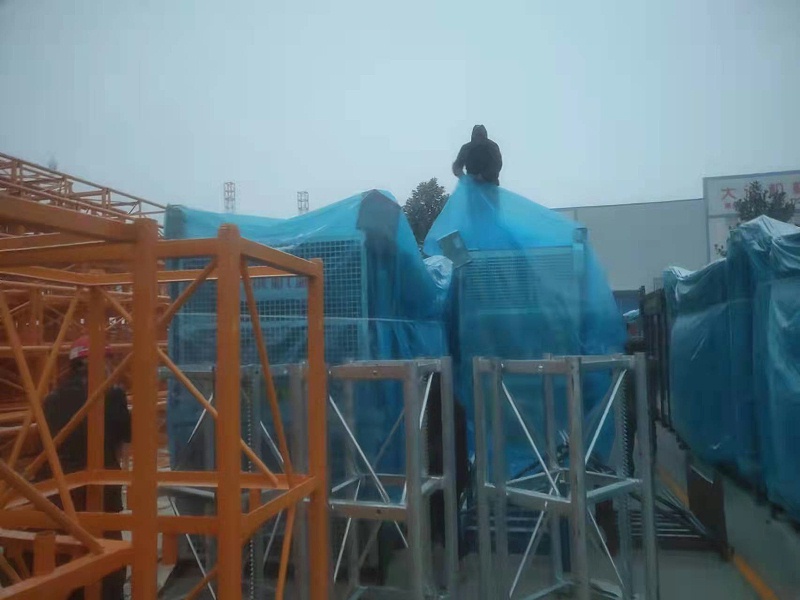 大誠(chéng)人不畏風(fēng)雪，加蓋雨布